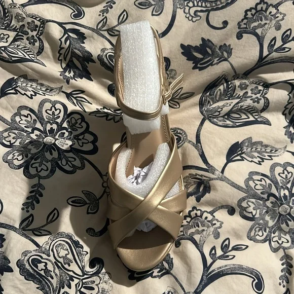 NIB Cushionaire Champagne Platform Sandal Size 8 - Picture 3 of 6